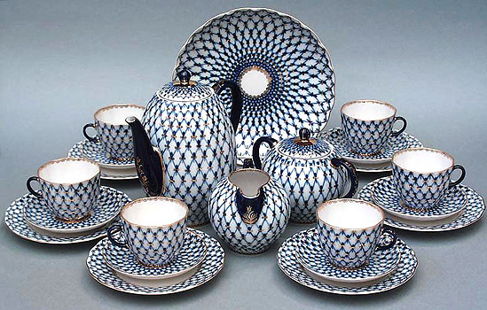 Porcelianas - tai plona, lengva, grakšti, bet tvirta medžiaga, savo išvaizda primenanti jūros kriauklę. Itališkai „porcella“ ir reiškia „kriauklė“.