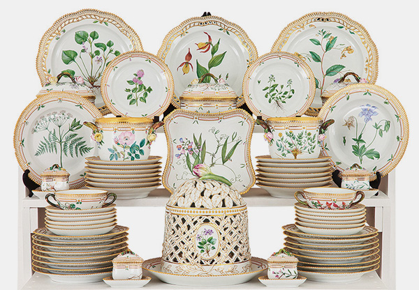 Nuostabaus porceliano komplekto „Flora Danica“ istorija prasideda Apšvietos amžiuje (XVII- XVIII) ir visai kitaip nei daugybės kitų porceliano indų. Taigi tas laikmetis dar vadinamas „proto amžiumi“, žmonės nori žinoti, pažinti, suprasti, išaukština protą ir racionalumą. Klesti kultūra ir švietimas, daug dėmesio pradedama skirti gamtos reiškiniams ir pažinimui. Danijos karalius Frederikas V įpareigoja suburti komandą ir sukurti Danijos laukinės gamtos augalų atlasą, kad ilgainiui juos būtų galima ištirti ir šiuos gamtos turtus panaudoti. Koordinuoti šią veiklą 1752 m. pavedama botanikui Georgui Kristianui Ėderiui. Po 9 metų 1761m. jis pateikia pirmąjį augalų atlaso tomą. Kiek darbo reikėjo įdėti, kad tuo metu atsirastų spalvotas ir tikslus augalo piešinys knygoje sunku ir pasakyti, jau nekalbant apie aprašymą. Pirmiausiai tiksliai iš herbariumo buvo piešiamas augalas, po to lengvai spalvinamas, tikrinama, ar atitinka netūralų augalą ir tada spalvinamas akvarele ar guašu jau galutinai. Drauge su G.K. Ėderiu prie šio darbo triūsė be galo talentingas iliustratorius iš Vokietijos Martinas Riosleris. Abiejų darbas buvo tiesiog juvelyrinis ir be galo atsakingas - piešiniai turėjo būti tikslūs iki paskutinės kuokelės - jų laukė visas botanikos mokslo pasaulis. Taigi tik kai atsirasdavo tiksli augalo akvarelė, ji būdavo siunčiama graveriui į Kopenhagą. I atlaso tomo iliustracijoms atspausdinti buvo sukurta 60 nuostabių graviūrų ant varinių plokštelių ir gandai apie šį darbą netruko pasklisti po visą pasaulį. Ateinančius 10 metų (1761–1771m.) G. K. Ėderis išleidžia dar 10 atlaso tomų ir kiekvienam iš jų iliustruoti taip pat sukuriama 60 varinių graviūrų. Vėliau šio botaniko darbą tęsia kiti, kol per 122 metus kolekcija išauga į įspūdingą 3240 gėlių ir augalų kolekciją, sudėtą į 51tomą (ir dar 3 papildomus) pavadinimu „Flora Danica“ ir baigiama 1883. Apie šios enciklopedijos atsiradimą galima būtų kalbėti labai ilgai ir įdomiai, nuo jos vėliau prasidėjo daug svarbių mokslui dalykų, tačiau mes - apie servizą. Esmė ta, kad be šio nuostabaus mokslinio botanikos kūrinio nebūtų buvę ir jokio „Flora Danica“ porceliano. Botaninės iliustracijos padarė didžiausią įtaką ir Danijos porceliano istorijai. Labiausiai turėtume stabtelėti ties 1-7 tomais, nes būtent jų piešiniai tapo servizo dekoro pagrindu. O ir paties servizo atsiradimas nebuvo be priežasties.